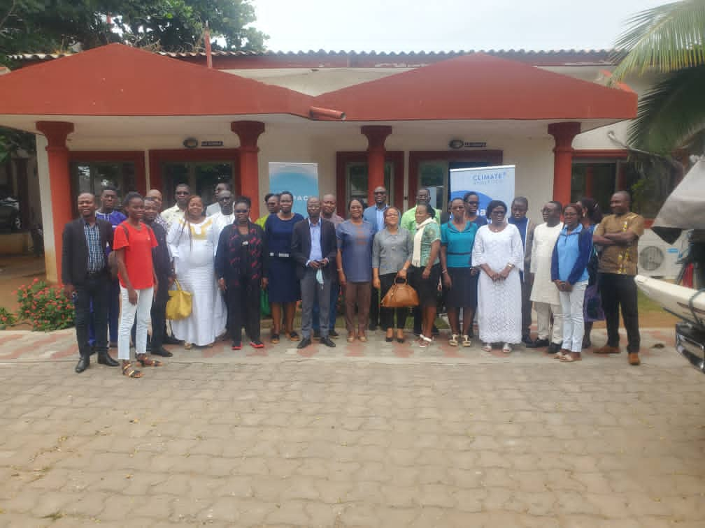 Photo de famille des participants à l'atelier